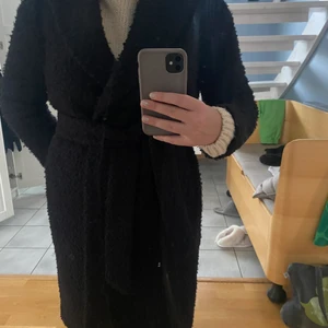 Svart kappa - Jättefin svart kappa från HM i storlek 34! Använd men i fint skick. 💕 nypris 600kr