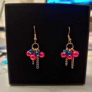 Örhängen  - Festliga örhängen. 3 blå pärlor,3 rosaröda pärlor och 2 kedjor på varje örhänge. 