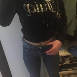 Juicy couture tröja  - Tagen bild från mitt göra konto. Fint skick ser ut som ny. Kan skicka fler bilder om du vill ha💕äkta juicy couture