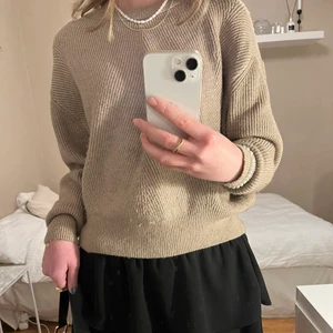 Stickad tröja - Beige brun stickad tröja från zara!🤎fin till hösten eller våren! Mjukt material och snygg modell, storlek S. Kontakta vid frågor! 