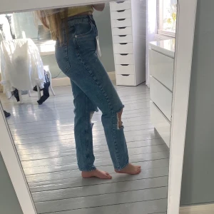 Raka blåa jeans med hål - !! INGEN BUDGIVNING !! 300kr  Superfina raka blåa jeans med hål på knäna. Hålen är nååågot lågt placerade för min smak (jag är ca 163cm), annars SUPERfina och supersköna!! Aldrig använda, endast testade, lappen kvar. Köpta för 499kr 🦋