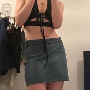 Jeanskjol - En fin jeanskjol i bra skick som inte kommit till användning. Passar xs/s