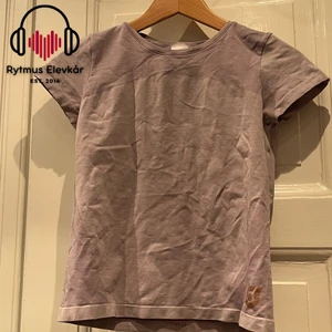 Lila t-shirt - Lila tränings tshirt i strl 146/152, kan passa en XS. Säljs av Rytmus Stockholms Elevkår, alla kläder som säljs har skänkts utav elever på Rytmus och de pengar som samlas in från klädinsamlingen ges oavkortat till WWF. Ta chansen och köp fina kläder second hand och bidra på samma gång till att bevara miljön!