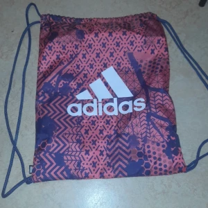 Adidas  - Har aldrig använt den 