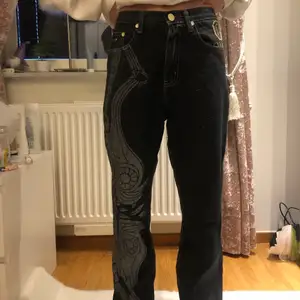 Säljer dessa ascoola jeans från googi, köpta second hand, står ej nån storlek men passar s/m och går även att ha mer lågmidjat om man drar dom ner❤️