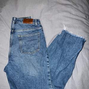 Fina raka jeans från NA-KD. De har en rak passform och slitningar nere vid foten. Köpt för ca 2 år sedan, ganska stretchiga.