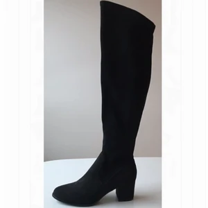 Knähöga klackskor, knee-high boots, 36 - Superfina knähöga klackskor i storlek 36. Mocka-imitation. Nyskick! 🖤