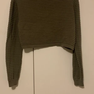  Green crop top Size M - It is very comfortable. It got a smal hole in the back   But it is not very noticeable when you were it.  