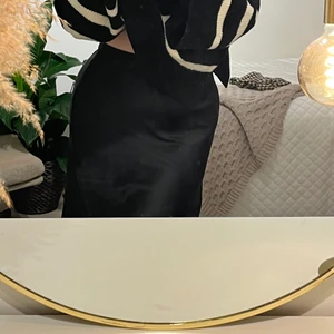 Svart sidenkjol - Säljer en svart sidenkjol, då jag inte använder den. Använd kanske 2 ggr, så den är som ny. Strlk L, men sitter som M. Härlig på sommaren!💕 Köparen står för frakt. 