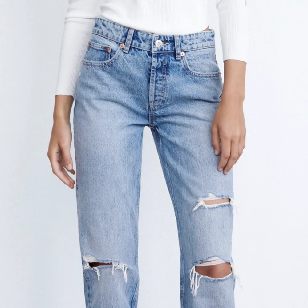 Jag säljer ett par oanvända jeans från Zara, endast testade! De är slutsålda på Zaras hemsida och sitter så fint!!! Sista bilden är lånad!. Jeans & Byxor.
