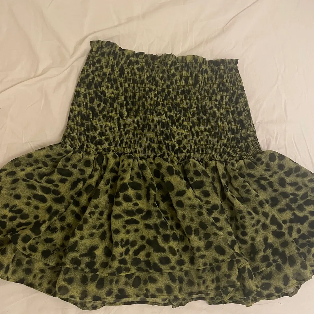En superfin grön leopard kjol!!! Den är från hm och använd 2 gånger!!. Kjolar.