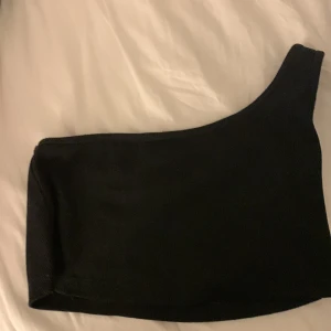 Toppfrån shein - Säljer ett linne från shein.Säljer pågrund av att den inte passar så bra på mig💗💗