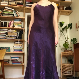 Lila klänning - Suuuperfin och cool klänning, perfekt till bal eller till vardags med en polo och ett par chunky loafers. Står ingen storlek men skulle gissa på en M, dock ganska liten i bysten. Köpt på second hand men bara använd en gång av mig. 