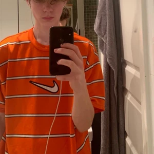 Nike t-shirt - En intressekoll på denna feta och sköna Nike t-shirt. Den är i träningsmaterial men jag brukar använda den i vardagen. Vill se hur hög förfrågan på såna här kläder är sant hur mycket man kan få för dem. Vid intresse skriv ett pris.