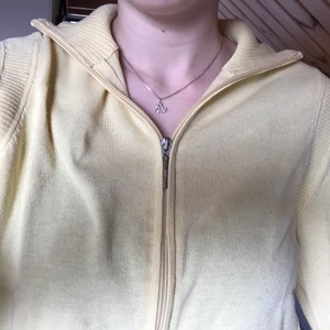 Kofta - Men asså så härlig lagom tjock kofta att sätta på en sval sommarkväll. Helt drömlikt☺️