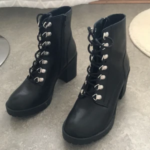 Klackskor (38) - Nya svarta klackskor från zalando (oanvänd)