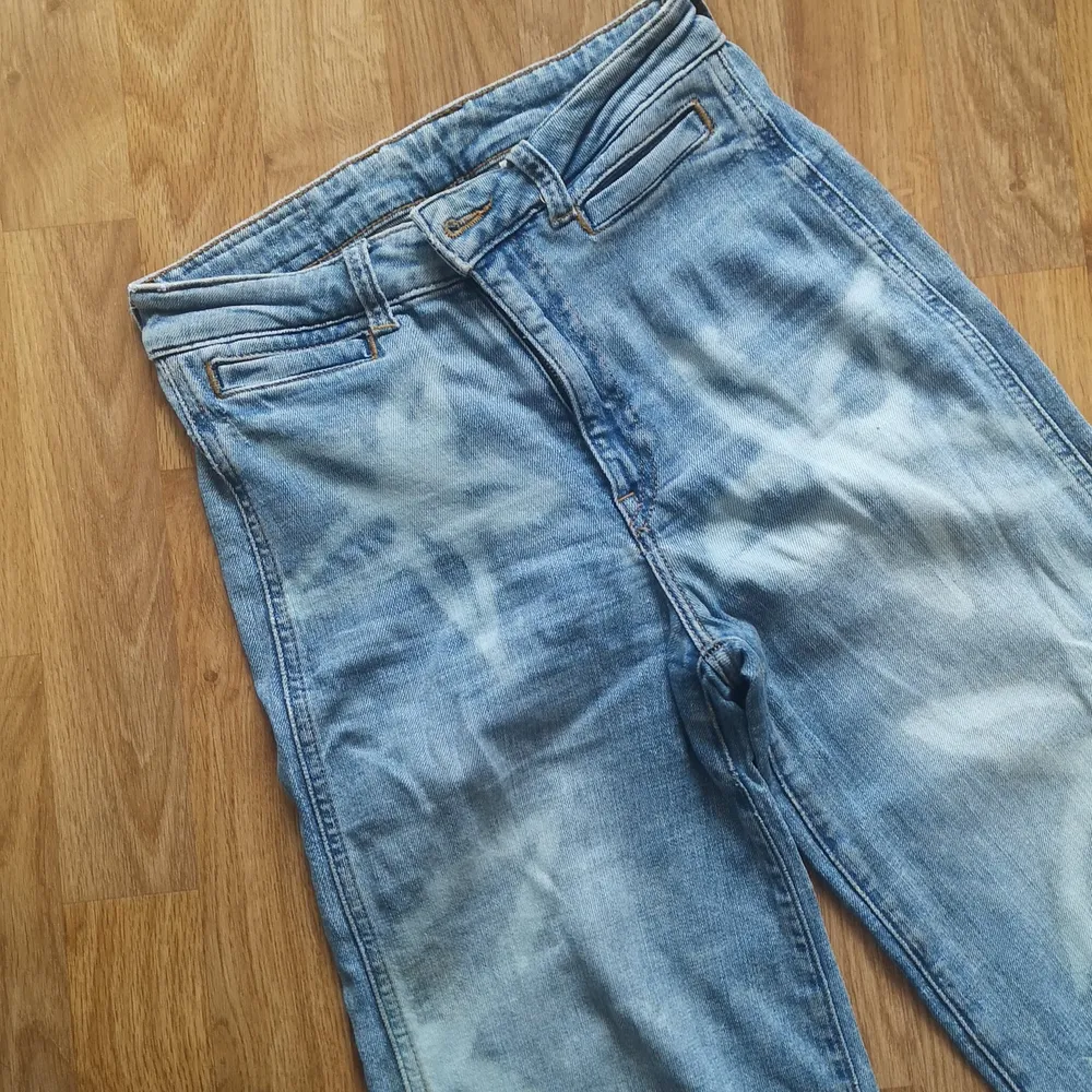 Jeans med blekta blommor på hemmagjort. 🌸🌺🏵️💮🌹🥀🌼🌻💐. Jeans & Byxor.