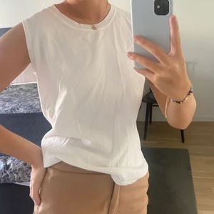 Tröja/Linne🤍 - Bra skick! Står att de är storlek L på tröjan, men skulle nog mer säga att den är S😊 119 kr jag betalar frakt