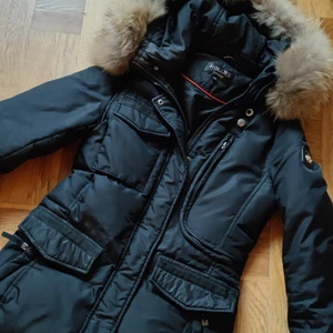 Hollies jacka - Strl 34, säljes billigt då den behöver tvättas och nya hållare till dragkedjan annars fint skick med äkta päls. Nypris ca 4000:- på Salt Stockholm