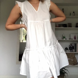 Sommarklänning - Säljer min helt oanvända superhärliga vita klänning från ONLY. Säljer då den inte kommit till användning, den är i strl L men den passar på mig som oftast har S-M. Köparen står för frakt💞
