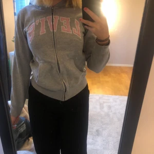 Levis zip huddi - En jätte fin Levis zip huddi köpt i USA, den är ganska använd men den är i väldigt bra skick. Frakten är inkluderad.