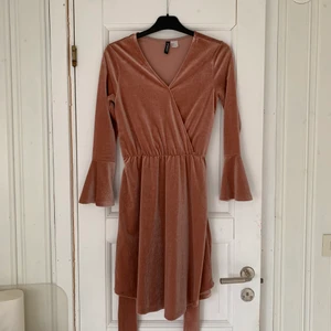 Klänning - Säljer min jättefina klänning med alternativ knytning runt midjan, bältet ingår förstås ❤️ storlek 36. Hör av er vid intresse eller fler bilder ❤️