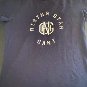 Gant t-shirt  - Gant t-shirt i bra skick. Säljer ändats för att den inte kommer till användning, nypris 299kr säljer för 50kr