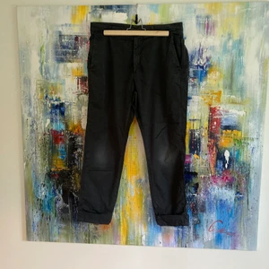 Hope byxor, stl 40 - Hope News Trouser, stl 40. Grafitgrå. Ljusare på knäna, använt men i relativt gott skick. 