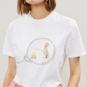 Ganni T-shirt  - Super snygg T-shirt från GANNI med ett gulligt tryck🥰 Storlek S men passar en XS-M det beror på hur man önskar att den ska sitta! T-shirten är i princip aldrig använd så i nyskick! Nypris ligger på runt 900kr💛 