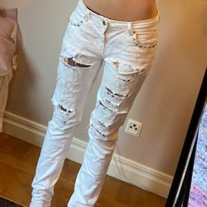 Slitna vita jeans med nitar på! W29, har självt använt de som lågmidjade jeans. I princip i nytt skick