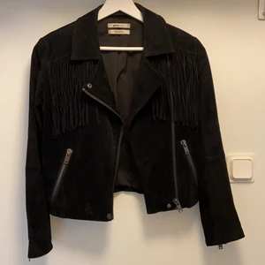 Gina Tricot strl S - Gina tricot svart bikerjacka i mocka läder fransar, använt 1-3 ggr