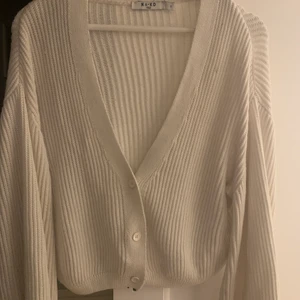 Stickad tröja💕 - Säljer denna sköna fina stickade koftan. Använd fåtal gånger då den inte kommit till användning💞, strl: S, jag säljer denna för 120+ frakt, ordinarie pris: 399kr