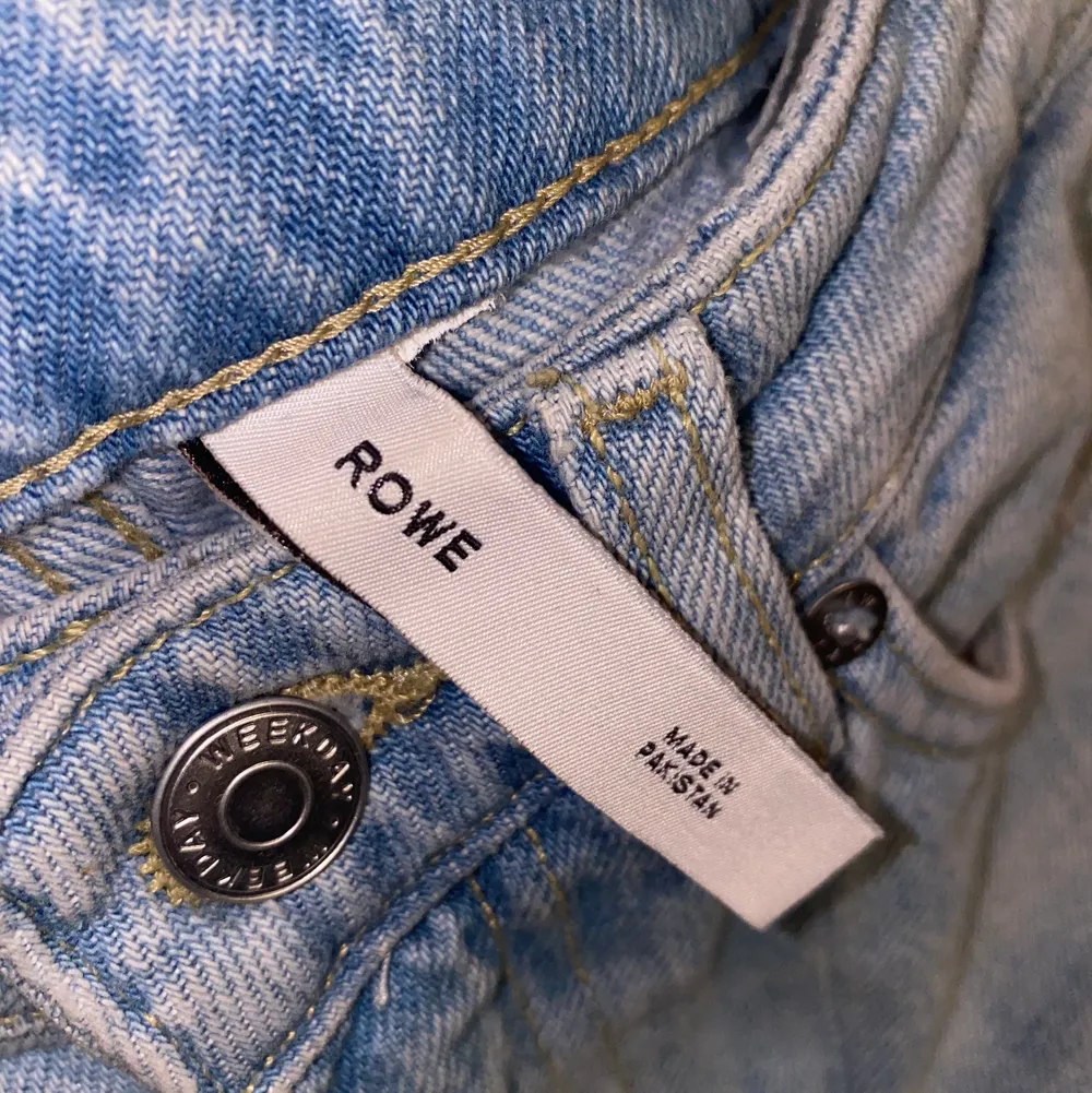 Rowe raw split jeans från weekday. Oanvända. Säljer pga fel strl. Strl. 25.. Jeans & Byxor.