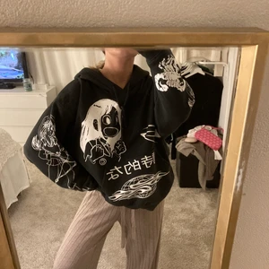 Hoodie - Hoodie från Weekday som aldrig blivit använd, tycker den e svin ball men de är tyvärr inte riktigt min stil, nypris 400💕🥰