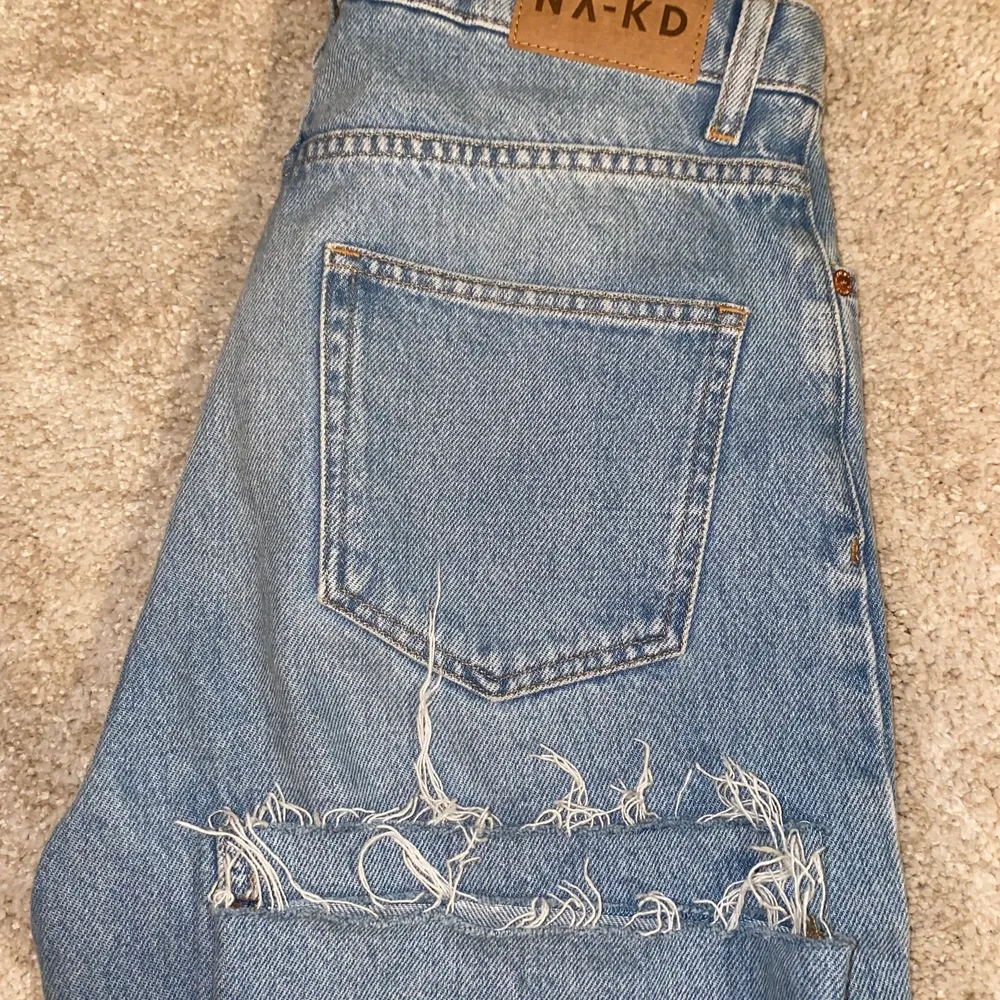 Straight highwaist jeans från NA-KD. Aldrig använda. Säljer pga fel strl. Strl. 36. . Jeans & Byxor.