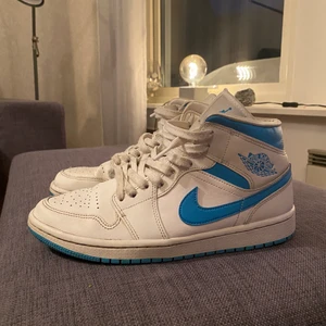 Jordans - Säljer nu mina snygga Nike jordan 1 mids! Välanvända men fortfarande i väldigt fint skick. Storlek 41 men skulle säga att de passar 40/41. Köpt för 1100 men säljer för 650 köparen står för frakten! 