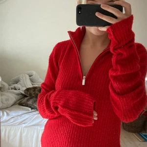 Röd tröja  - 110 kr och då är frakten inkluderad. Tröjan + frakten = 110 kr 