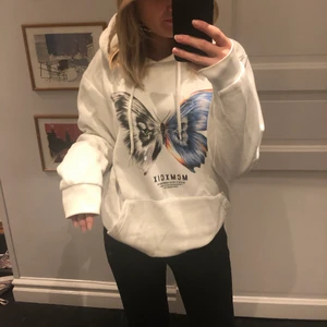 Fjäril hoodie - Vit hoodie med ett coolt fjäril tryck på