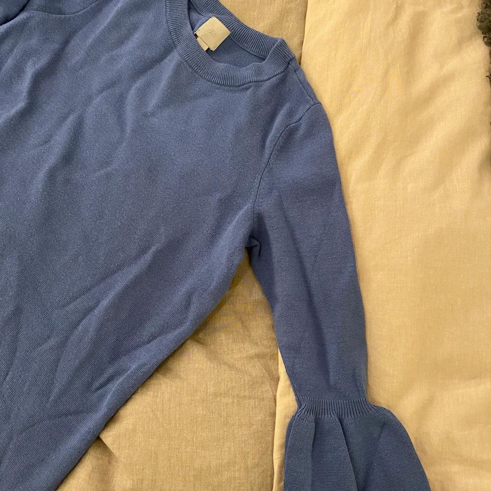 Blå tröja med unika arm detaljer från H&M, mjukt material i storlek S 💘. Tröjor & Koftor.