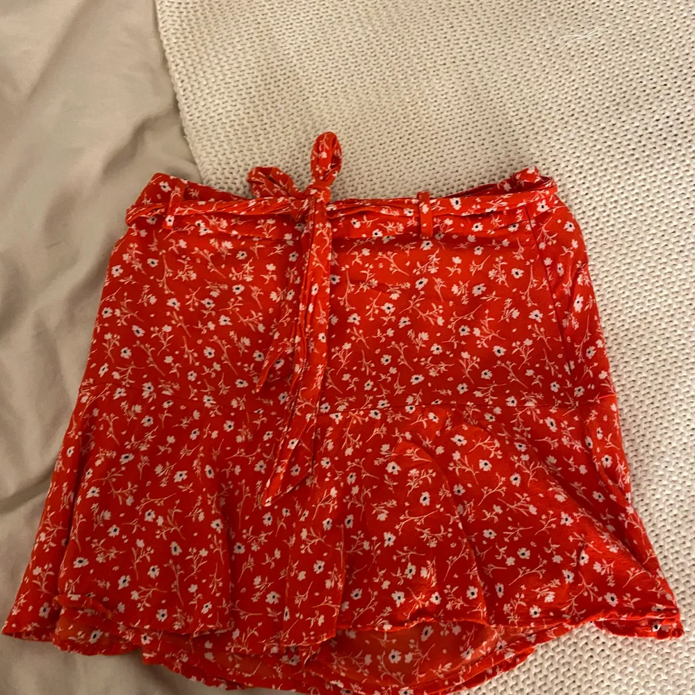 En jättefin kjol med inbyggda shorts som jag har köpt här på Plick, men som kommer från Zara. Kjolar.