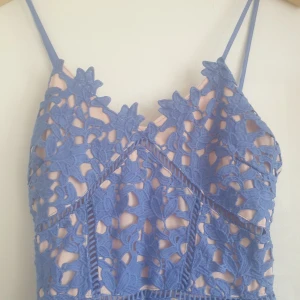 Kläningar - Blå virkad kläning och vit kläning 