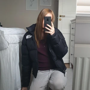 The North Face Retro Nuptse Jacket - Jag köpte den ny och har använt den en säsong. Skicket är som ny. Orignalpris: 3200kr Säljer för 2000kr. Skickar gärna fler bilder på jackan och svarar på frågor❣