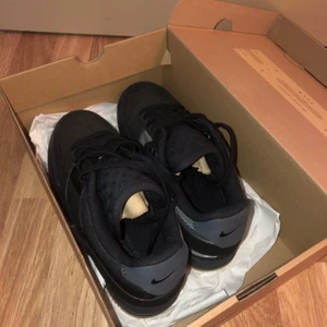 Nike air Force 1 limited strl 42,5 - Nike air Force 1 croc skin limited edition med kardborband på hälen och andra feta detaljer. Strl 42,5 helt oanvända dom levereras i kartongen. Nypris 1599