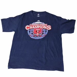 Champions - Vintage T-shirt - En riktigt Nice blå tröja som är köpt för länge sedan på en thriftstore. Den har ett coolt Graphic print som finns både på ryggen och över bröstet och är väldigt detaljerat. Perfekt att ha som en oversized