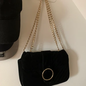 Väska - Väska i sammet ifrån Gina tricot