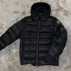 Pjs vinterjacka - Säljer min SHEEN psj vinterjacka. Inte en skråma på jackan så därför är den fortfarande i nyskick. Jackan är i strl M. Skriv till mig om fler bilder eller frågor. Pga att jackan fortfarande är i nyskick och bara använd en sesong säljer jag den för 2699kr men pris kan självklart diskuteras. (OBS, köpare står för frakt.)