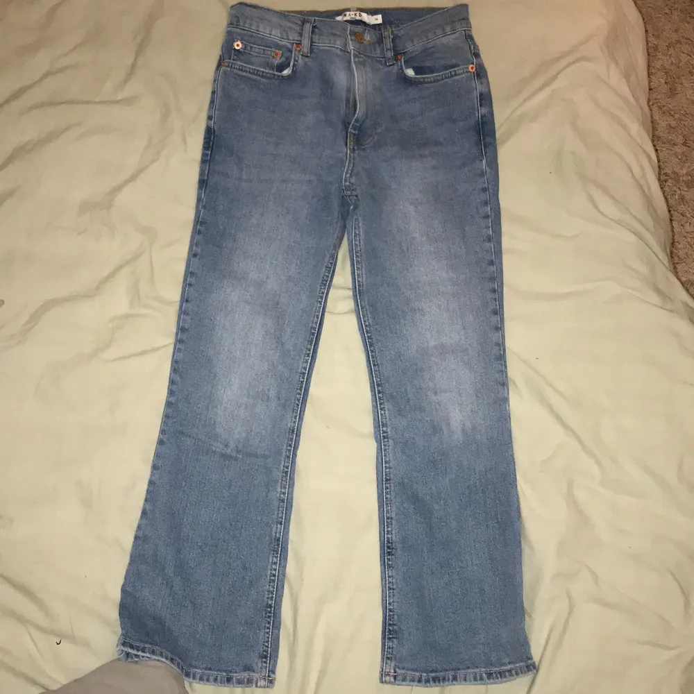 I bra skick, sitter bra i midjan och dem är korta i benen. Säljer för de inte längre passar.. Jeans & Byxor.