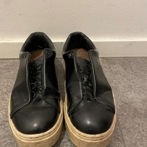 Svarta Eytys - Svarta eytys som är använda. De finns slitningar därav lägre pris. Tillkommer inte heller snören men det får man gratis om man går in på eytys butik. Storlek 38