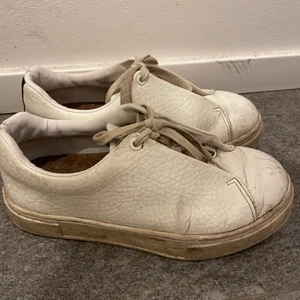 Vita eytys - Vita eytys i storlek 37. De är använda och har slitningar, därav lägre pris. Snörena är lite sönder men det går att få gratis hos eytys butik. 