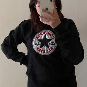 En svart Converse hoodie i storlek S. Eventuell frakt betalas av köparen 